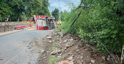 Unfall auf dem Weg zur Hilfe - Feuerwehrfahrzeug kippt um