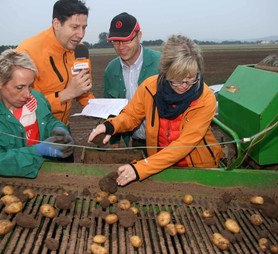 2014: Mission Bauernhof, Sina Peschke und Marco Fischer moderieren von einem Bauernhof