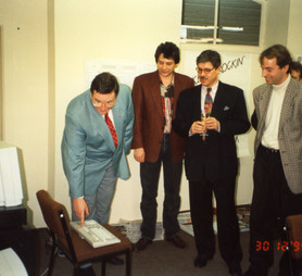 Dezember 1994: Hier wird die Musikschleife auf Frequent geschaltet, die auf den Sendestart hinweist