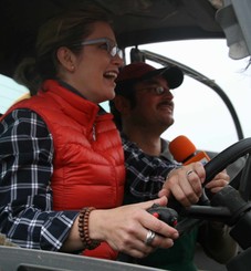 2014: Mission Bauernhof, Sina Peschke und Marco Fischer moderieren von einem Bauernhof