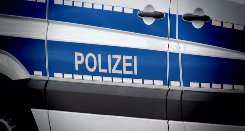 Fahrer nach Unfall im Auto eingeklemmt