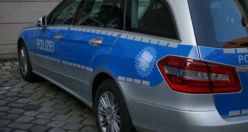 Auto bremst nicht - Frau fährt gegen Wand