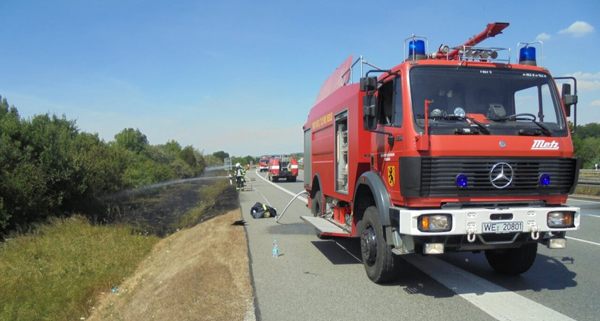 Brennender PKW führt zu umfangreichem Böschungsbrand