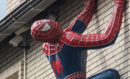 Spiderman auf gefährlicher Schornstein-Mission