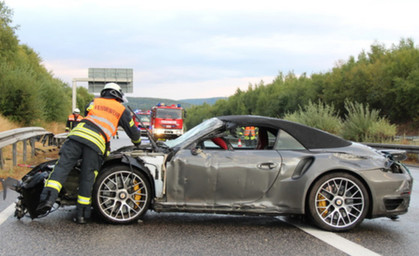 Porsche kracht auf regennasser Fahrbahn in Leitplanke