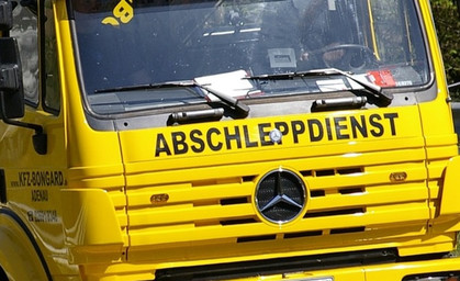 Auto macht sich selbständig und rollt in Bach