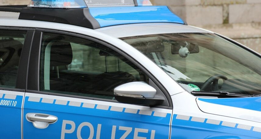 Auto kracht gegen Polizeistation