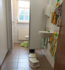 normale Waschbecken und Toiletten müssen für die Kleinen angepasst werden