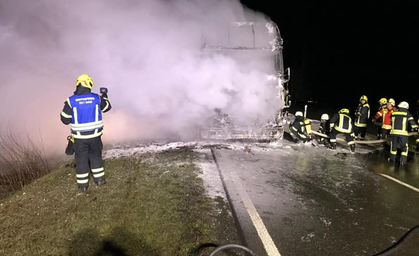 Mit Wein beladener LKW brennt aus