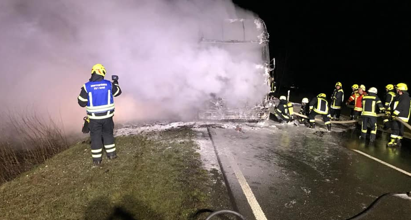 Mit Wein beladener LKW brennt aus