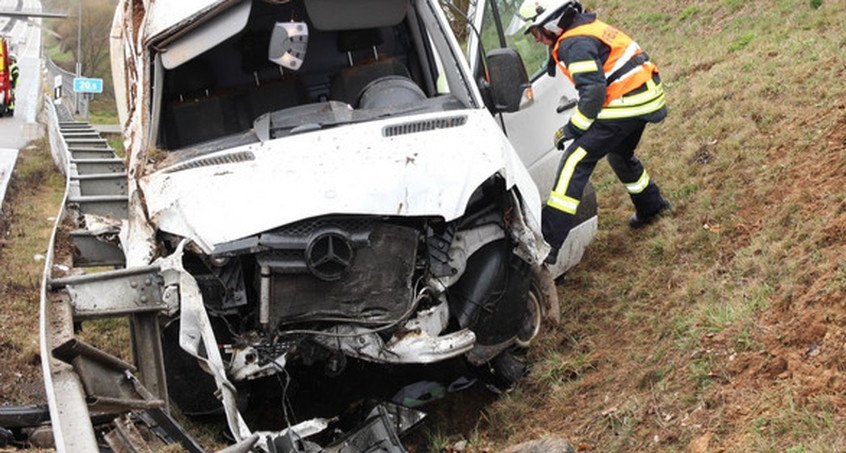 Kleintransporter überschlägt sich auf A38 mehrfach