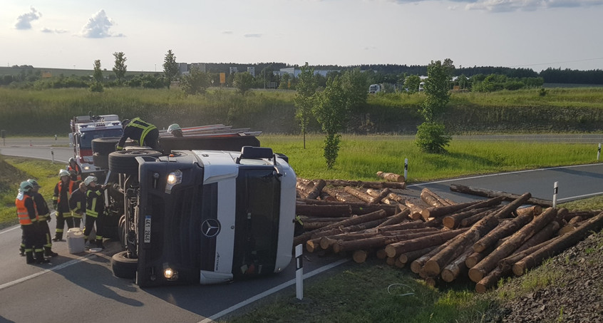 Holz-LKW kippt um und sorgt für mehrstündige Sperrung