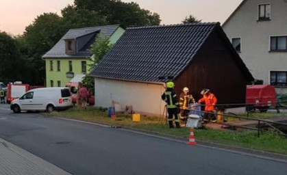 Zustellerin landet fast im Feuerlöschteich