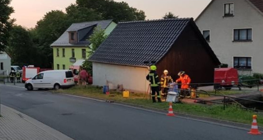 Zustellerin landet fast im Feuerlöschteich