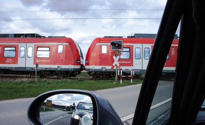 Unfall an Bahnübergang - Autofahrerin mit Schutzengel