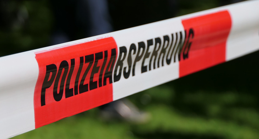 Frau stürzt aus Hotelzimmerfenster