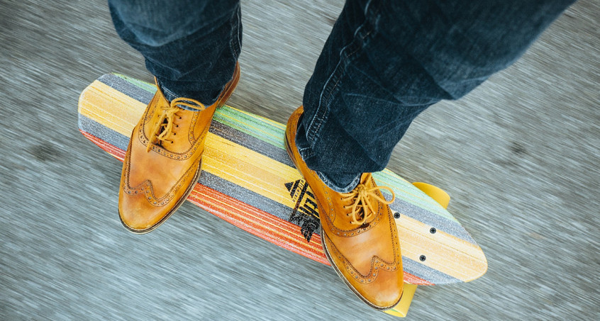 Mann mit mehr als 30 km/h auf Skateboard unterwegs