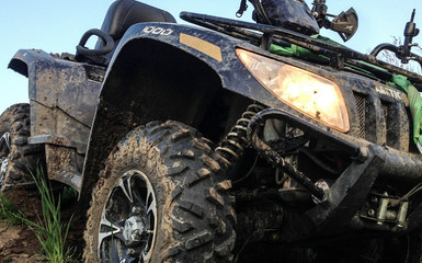 Quadfahrer mit Schutzenegel