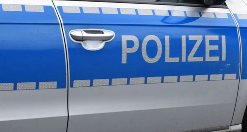 75-Jähriger prallt mit Auto gegen Hauswand und stirbt