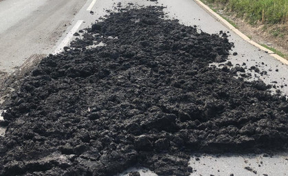 Stinkender Klärschlamm ergießt sich