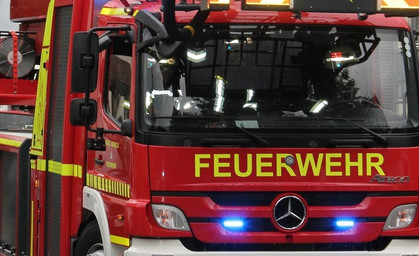 Mehrfamilienhaus in Flammen - Bundesstraße gesperrt