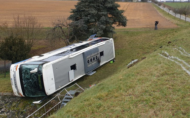 Nach Schulbusunfall: Ursachensuche geht weiter