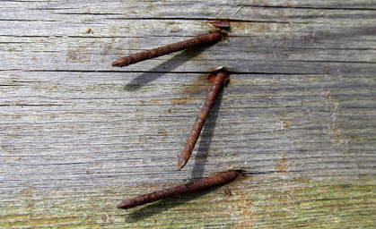 Gefährliche Nagel-Fallen auf Spielplatz und Bänken hinterlassen 