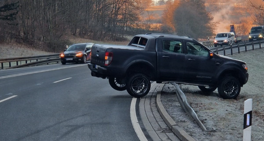 SUV-Fahrer verliert Kontrolle und bockt Auto auf Leitplanke auf 