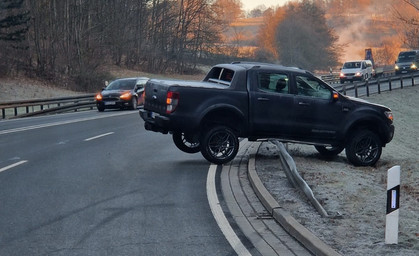 SUV-Fahrer verliert Kontrolle und bockt Auto auf Leitplanke auf 