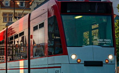 Brutaler Überfall in Straßenbahn - Polizei sucht Zeugen 