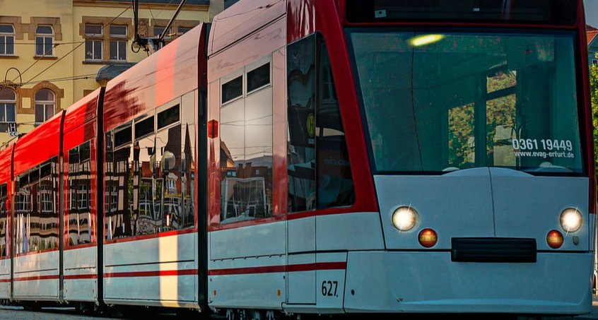 Brutaler Überfall in Straßenbahn - Polizei sucht Zeugen 