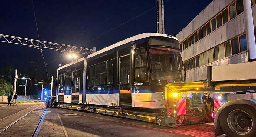 Jena freut sich über Ankunft der ersten neuen Lichtbahn 