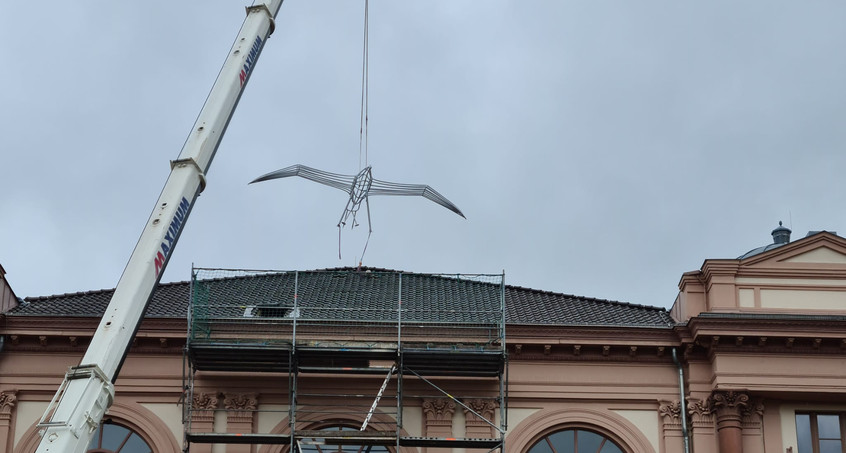 Deswegen landet hier ein riesiger, stählerner Vogel auf dem Dach des Landestheaters