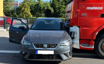 Video zeigt, wie Lkw in Erfurt Auto vor sich herschiebt - 13.000 Euro Schaden