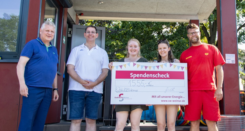 1.555 Euro beim Spendenschwimmen im Schwanseebad gesammelt