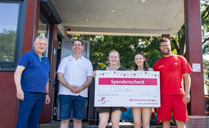 1.555 Euro beim Spendenschwimmen im Schwanseebad gesammelt