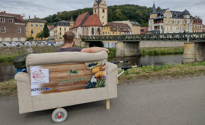 Geraer geht mit Couch auf Rädern auf große Tour 