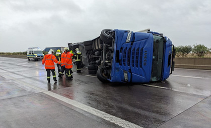 Möbel-Lkw kippt auf A4 um - Kilometerlanger Stau 