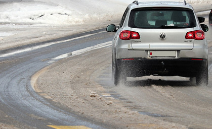 Wintereinbruch in Thüringen: Glatte Straßen, Unfälle und liegengebliebene Lkw