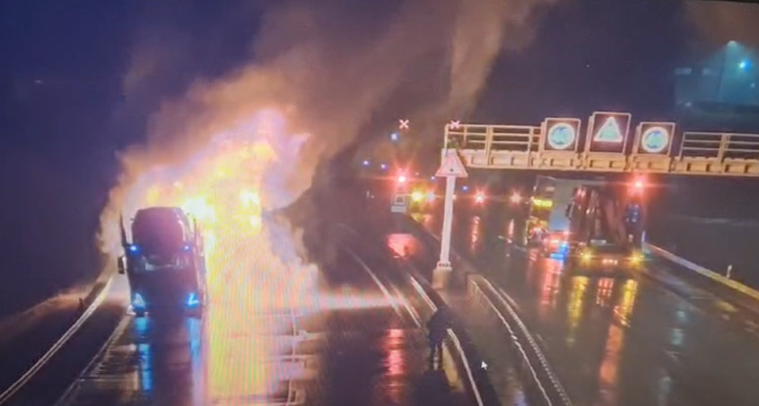 Brennender Lkw rast durch Rennsteigtunnel - Fahrer verhindert Tunnel-Drama