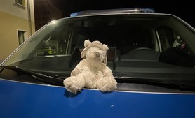 Als er gefunden wurde, nahmen die Polizisten Teddy in ihrem Polizeiauto mit - aufregend!