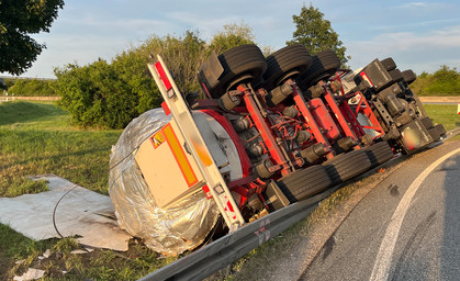 Bier-Laster kippt auf A71 bei Erfurt um - Fahrer schwer verletzt