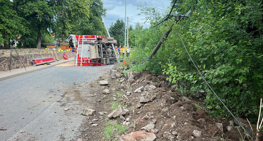 Unfall auf dem Weg zur Hilfe - Feuerwehrfahrzeug kippt um