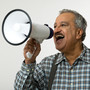 comedy--marktschreier-auf-der-baustelle-istock-1450707529_c_1